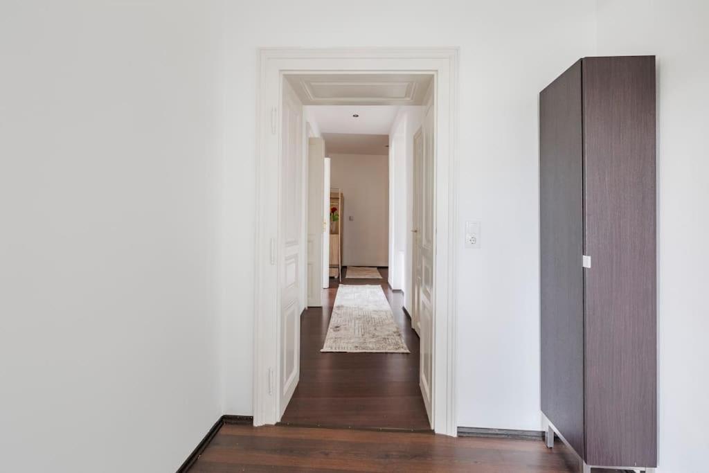Charming Spacious Apartment Виена Екстериор снимка