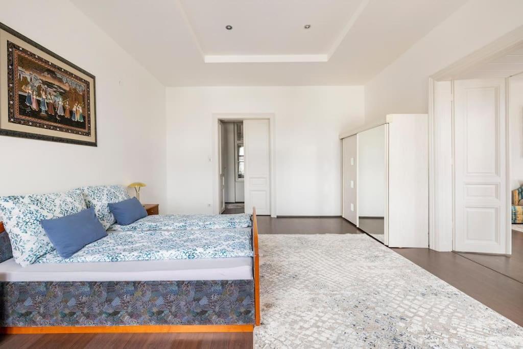 Charming Spacious Apartment Виена Екстериор снимка