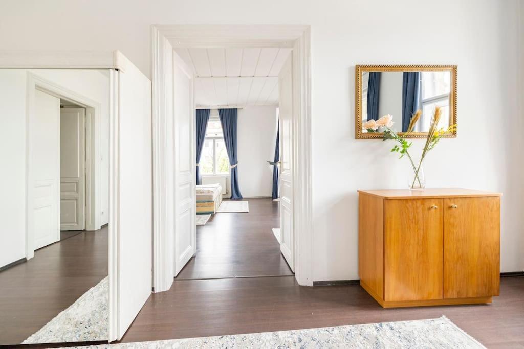 Charming Spacious Apartment Виена Екстериор снимка
